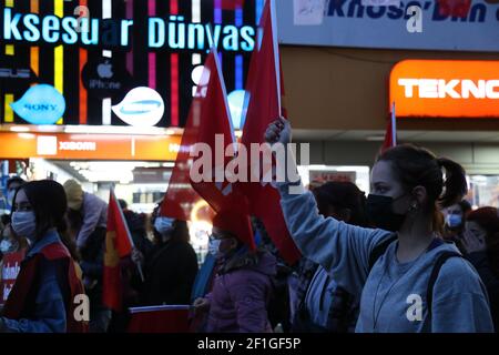 Karsiyaka, Izmir - Türkei , 03-08-2021: Ansichten vom Internationalen Tag der Arbeiterinnen in Izmir, Türkei. Stockfoto