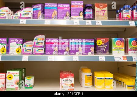 Komplementärmedizin von Multivitamine-Tabletten in Kartons und Flaschen in Regalen zum Verkauf in Sainsbury's Supermarkt, England Stockfoto