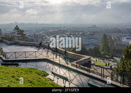 Paris, Frankreich - 02 26 2021: Montmartre. Blick auf Paris vom Sacred Heart Place Stockfoto