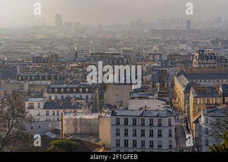 Paris, Frankreich - 02 26 2021: Montmartre. Blick auf Paris vom Sacred Heart Place Stockfoto