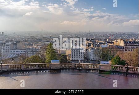 Paris, Frankreich - 02 26 2021: Montmartre. Blick auf Paris vom Sacred Heart Place Stockfoto