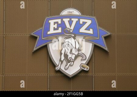 Zug, Schweiz - 6th. Februar 2021 : Logo der Eishockeymannschaft des EVZ Zug an der Außenseite der Bossard-Arena in der Schweiz Stockfoto