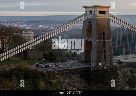 Bristol, Großbritannien. März 2021, 08th. Blick auf das Ashton Gate Stadium im Hintergrund (l) von der Clifton Suspension Bridge. Barclays Women's Super League match, Bristol City Women vs Reading Women at Ashton Gate Stadium in Bristol, Avon on Monday 8th March 2021. Dieses Bild darf nur für redaktionelle Zwecke verwendet werden. Nur redaktionelle Verwendung, Lizenz für kommerzielle Nutzung erforderlich. Keine Verwendung in Wetten, Spiele oder ein einzelner Club / Liga / Spieler Publikationen. PIC von Lewis Mitchell / Andrew Orchard Sport Fotografie / Alamy Live News Kredit: Andrew Orchard Sport Fotografie / Alamy Live News Stockfoto