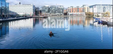 Grand Canal Docks, Dublin, Irland. Ein Mann aus Angeln in einem kleinen Handwerk in Grand Canal Docks. Stockfoto