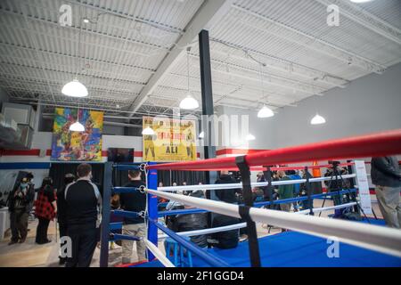 Feasterville, Usa. 08th Mar, 2021. Als Freunde und Familie des ehemaligen Schwergewichtsweltmeisters und Philadelphia Sport-Ikone Joe Frazier widmen und enthüllen neue 9-Fuß-hohe, 1.600-Pfund-Statue auf dem 50th-Jahrestag des legendären Joe Frazier-Muhammad Ali Kampf Montag, 08. März 2021 in Joe Hand Gym in Feasterville, Pennsylvania. Kredit: William Thomas Cain/Alamy Live Nachrichten Stockfoto