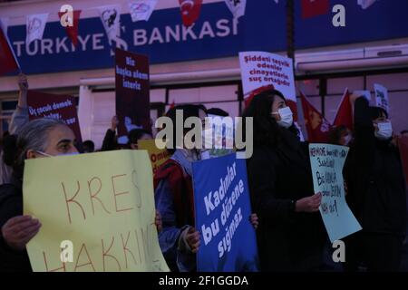 Karsiyaka, Izmir - Türkei , 03-08-2021: Ansichten vom Internationalen Tag der Arbeiterinnen in Izmir, Türkei. Stockfoto