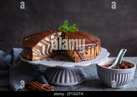 Hausgemachter Zebra-Marmorkuchen mit Schokoladenglasur Stockfoto