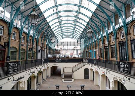 London, Großbritannien. März 2021, 8th. Das Foto vom 8. März 2021 zeigt den Closed Covent Garden in London, Großbritannien. Weitere 4.712 Menschen in Großbritannien haben COVID-19 positiv getestet, was die Gesamtzahl der Coronavirus-Fälle im Land auf 4.223.232 bringt, laut offiziellen Zahlen, die am Montag veröffentlicht wurden. Quelle: Han Yan/Xinhua/Alamy Live News Stockfoto