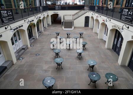 London, Großbritannien. März 2021, 8th. Das Foto vom 8. März 2021 zeigt den Closed Covent Garden in London, Großbritannien. Weitere 4.712 Menschen in Großbritannien haben COVID-19 positiv getestet, was die Gesamtzahl der Coronavirus-Fälle im Land auf 4.223.232 bringt, laut offiziellen Zahlen, die am Montag veröffentlicht wurden. Quelle: Han Yan/Xinhua/Alamy Live News Stockfoto