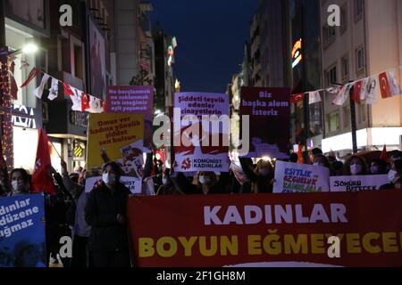 Karsiyaka, Izmir - Türkei , 03-08-2021: Ansichten vom Internationalen Tag der Arbeiterinnen in Izmir, Türkei. Stockfoto