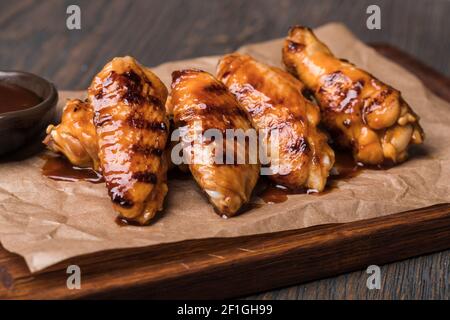 Gebratene Hähnchenflügel Stockfoto