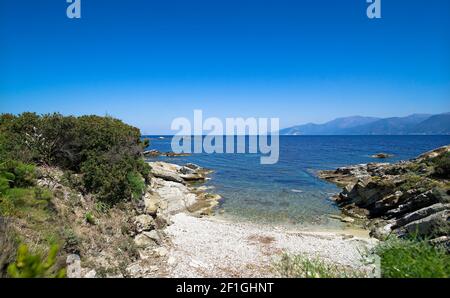 Einsamer Strand mit türkisfarbenem und transparentem Meer zwischen der 'Desert des Agriates' und Saint Florent an der Westküste Korsikas im Frühjahr. Stockfoto