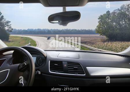 Blick vom Salon von Auto, das auf der Straße Stockfoto