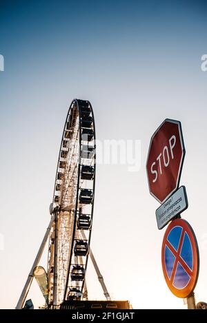 Riesenrad gegen den blauen Himmel Stockfoto