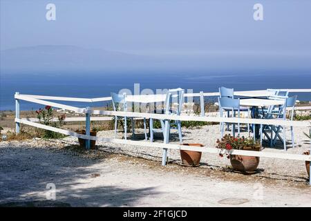 Blaue Stühle um runden Tisch mit Blick auf die Caldera, Oia, Santorini, Thira, Kykladen Inseln, Griechische Inseln, Griechenland, EU, Europa Stockfoto