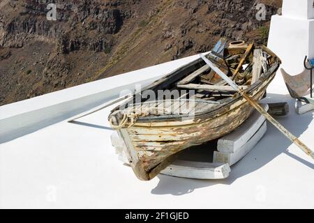 Santorini, Griechenland: Ein Schiffbruch auf einem Dach bei Firostefani bei Fira auf einer griechischen Insel namens Santorini. Im Hintergrund ist Skaros Rock Berg von I Stockfoto