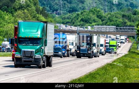 Horizontale Aufnahme einer verkehrsreichen Autobahn mit viel Verkehr und sommerlichen Hitzewellen. Stockfoto