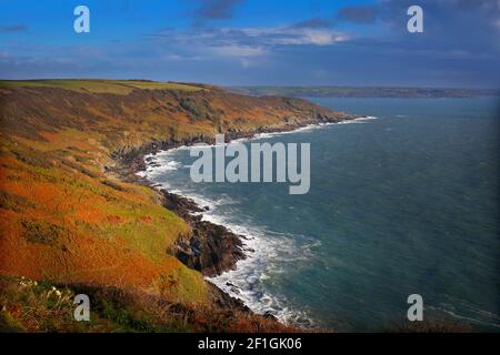 Blick von Rame Head in Richtung Cawsand in Cornwall. Stockfoto