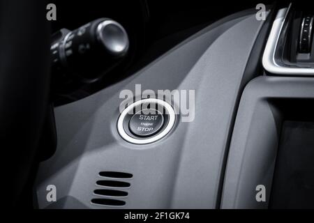 Motor-Start-und-Stopp-Taste in einem modernen Auto Stockfoto