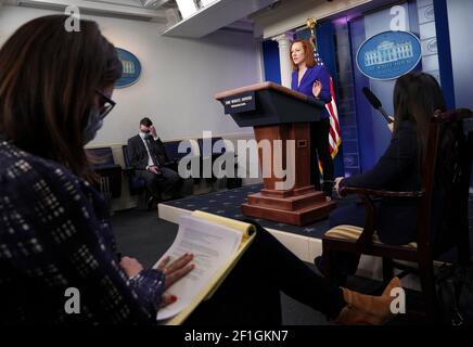 Washington, Vereinigte Staaten Von Amerika. März 2021, 08th. Jen Psaki, die Pressesprecherin des Weißen Hauses, hält am Montag, den 8. März 2021, eine Pressekonferenz im Weißen Haus in Washington, DC. Quelle: Kevin Dietsch/Pool via CNP, weltweite Nutzung Quelle: dpa/Alamy Live News Stockfoto