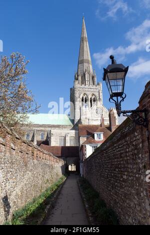 Blick auf die Chichester Kathedrale von der Südseite auf den St Richards Walk mit dem beeindruckenden Spire im Blick. Stockfoto