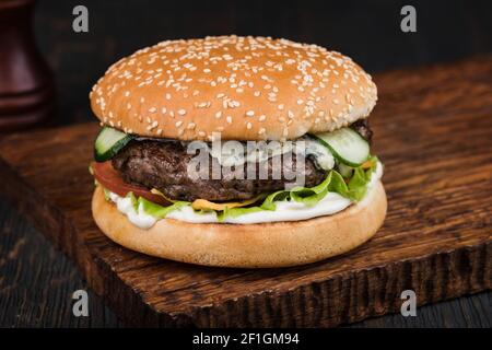Burger auf einem Holzbrett Stockfoto