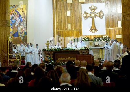 Bagdad, Irak. März 2021, 08th. Zeigt Papst Franziskus (C), feiert die Messe in Bagdads St. Joseph Kathedrale am zweiten Tag des ersten päpstlichen Besuch im Irak. Am Samstag, 6. März 2021. Foto von der Pressestelle des irakischen Premierministers/UPI Quelle: UPI/Alamy Live News Stockfoto