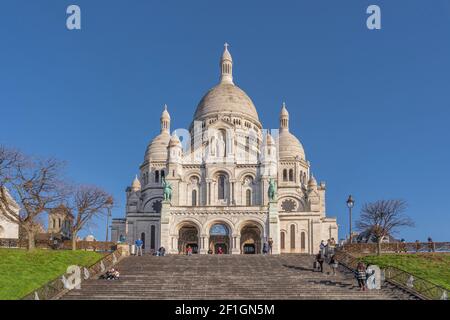 Paris, Frankreich - 02 26 2021: Montmartre. Blick auf die Basilika des heiligen Herzens Stockfoto