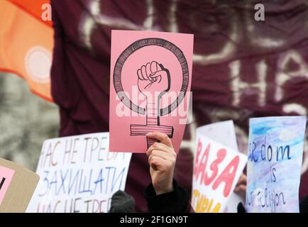 Eine Frau hält ein Plakat mit einem Symbol des Feminismus während des Frauenmarsches der Feministin, der dem Internationalen Frauentag in der Innenstadt von Kiew gewidmet ist.Feministinnen, LGBT-Vertreter, Und Menschenrechtsaktivisten marschierten am Internationalen Frauentag (IWD), um gegen Sexismus und Gewalt gegen Frauen zu protestieren und die ukrainischen Behörden zur Ratifizierung der Istanbuler Konvention aufzufordern. Stockfoto