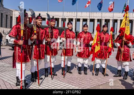 Seoul, Südkorea. 27th Mai 2017. Mitglieder der südkoreanischen Militär-Ehrengarde, in traditionellen Militäruniformen gekleidet, treten auf Stockfoto