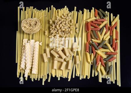 Ein Draufsicht auf die Vielfalt der Arten und Formen Von trockener italienischer Pasta auf schwarzem Hintergrund Stockfoto