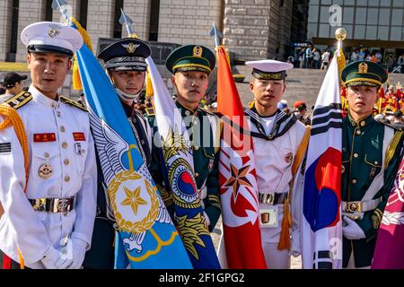 Seoul, Südkorea. 27th Mai 2017. Mitglieder der südkoreanischen Militär-Ehrengarde, in traditionellen Militäruniformen gekleidet, treten auf Stockfoto