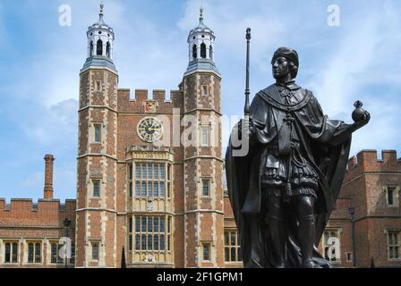 Statue von Heinrich VI (Gründer) und Lupton Turm, Schulhof, Eton College, Eton, Berkshire, England, Vereinigtes Königreich Stockfoto