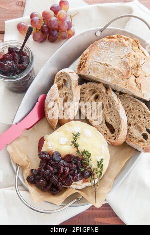 Gebackener Camembert mit Preiselbeeren Stockfoto