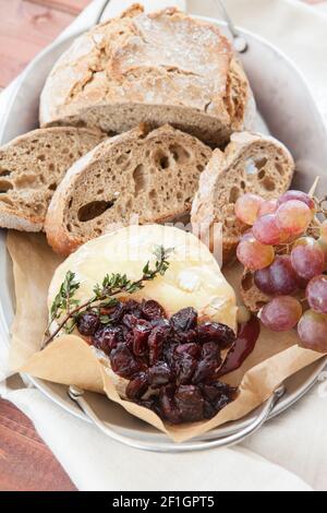 Gebackener Camembert mit Preiselbeeren Stockfoto