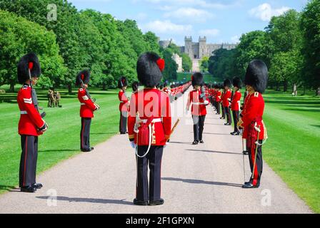 Household Cavalry paradieren auf The Long Walk, Schloss Windsor, Windsor, Berkshire, England, Vereinigtes Königreich Stockfoto