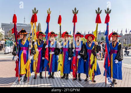 Seoul, Südkorea. 27th Mai 2017. Mitglieder der südkoreanischen Militär-Ehrengarde, in traditionellen Militäruniformen gekleidet, treten auf Stockfoto