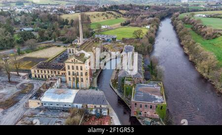 Sion Mills, Nordirland - 27. Feb 2021: Die verlassene Flachsmühle von Herdman am Ufer des Mourne River in Sion Mills Stockfoto