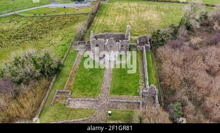 Enniskillen, Nordirland - 27. Feb 2021: Die Ruinen von Tully Castle am Ufer des Lough Erne Stockfoto