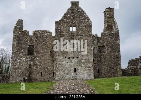 Enniskillen, Nordirland - 27. Feb 2021: Die Ruinen von Tully Castle am Ufer des Lough Erne Stockfoto