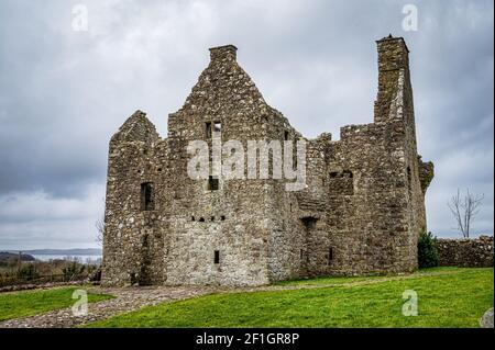 Enniskillen, Nordirland - 27. Feb 2021: Die Ruinen von Tully Castle am Ufer des Lough Erne Stockfoto