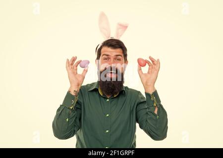 Festfeier der Feste. Bärtiger Mann hält Paschal-Eier. Fröhlicher Flusspferd feiert Pascha. Pascha und Osterzeit. Pascha Wird Gefeiert. Glücklicher Pascha. Sonntag Der Auferstehung. Frühling. Stockfoto