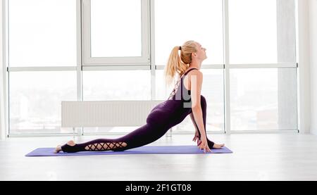 Blonde Frau praktiziert Yoga Stockfoto