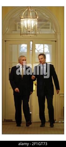 POOL PICTony Blair trifft Bertie Ahern heute in Downing Street 19/1/2004 pic David Sandison POOLPIC Stockfoto