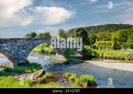 Alte Steinbrücke in Llanwrst, Nordwales Stockfoto