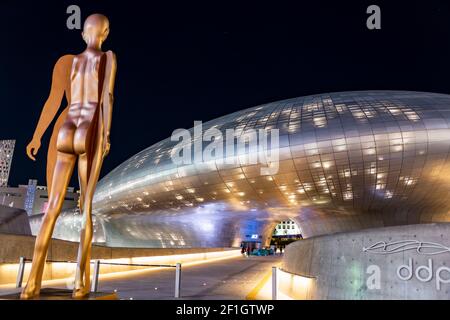 Seoul, Südkorea. 25th Mai 2017. Dongdaemun Design Plaza ist ein wichtiges städtebauliches Wahrzeichen, das von der renommierten britischen Architektin Zaha Hadid entworfen wurde. Stockfoto