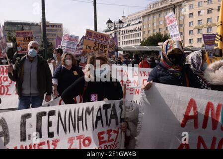 Athen, Griechenland. März 2021, 08th. Während des Protestes zum Internationalen Frauentag. (Foto von Dimitrios Karvountzis/Pacific Press) Quelle: Pacific Press Media Production Corp./Alamy Live News Stockfoto