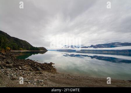 Lake Hawea in der Nähe von Wanaka, Südinsel von Neuseeland. Melancholisch bewölkt und neblig Morgenlandschaft. Stockfoto