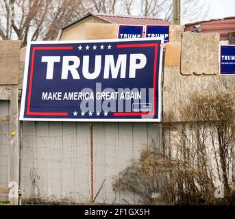 Schilder, die Trump und den Slogan unterstützen, machen Amerika wieder groß Stockfoto