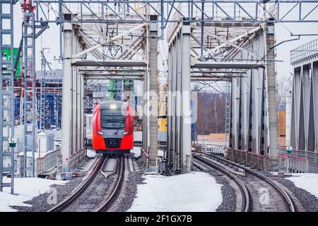 Der Hochgeschwindigkeitszug fährt am Wintertag durch die Brücke. Moskau. Russland. Stockfoto